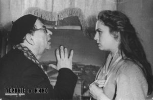 Г.Л.Рошаль репетирует с актрисой Ниной Веселовской на съемках фильма "Хождение по мукам" (1957)