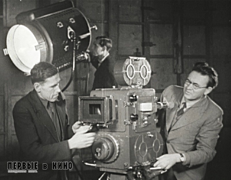 Цветная кинокамера ЦКС-1 Ф.Проворов (справа)