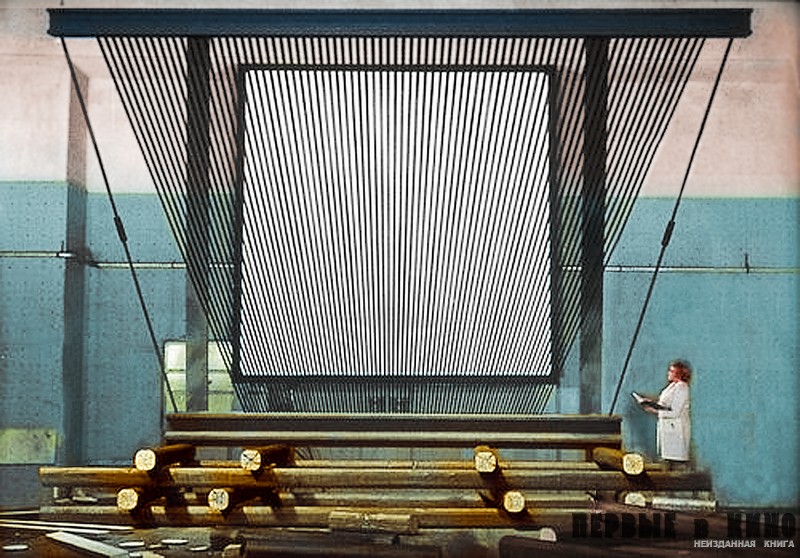 Экран кинотеатра «Москва» с установленным перед ним проволочным растром