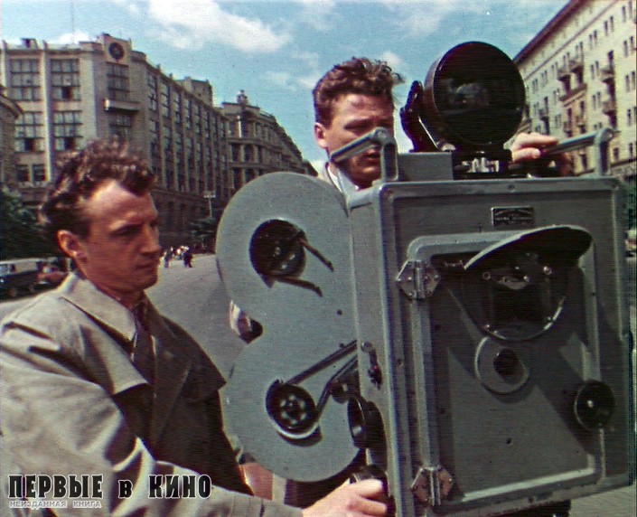Во время съемки панорамной кинокамерой «СКП-1» на улице Горького в Москве (1959)