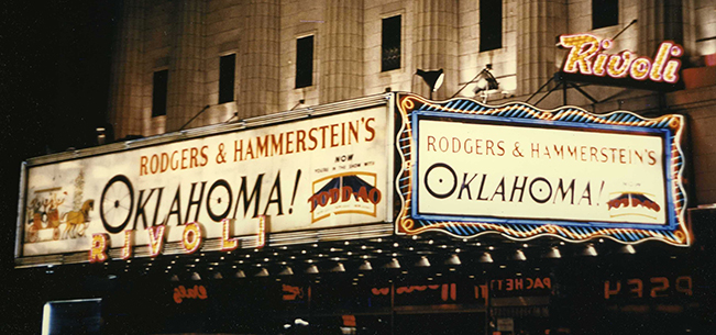 Оформление фасада кинотеатра «Риволи» в период демонстрации фильма «Оклахома!»