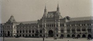Москва. Верхние торговые ряды (ГУМ) на Красной площади 90-е годы XIX века