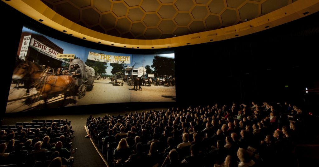 Демонстрация панорамного фильма "How the West Was Won" (1962) на экране кинотеатра Cinerama Dome