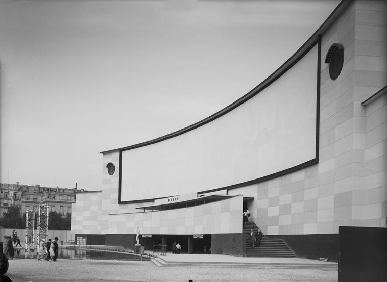 Париж. Панорамный экран на внешней стене павильона «Света и Электричества». (1937)