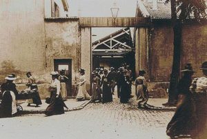 Кадр из фильма «La Sortie des usines Lumiere» (Выход рабочих с завода Люмьер) (1895)