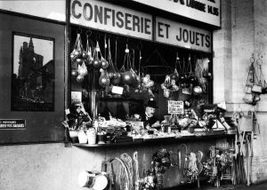 Жорж Мельес за прилавком в магазине игрушек на вокзале «Монпарнас»