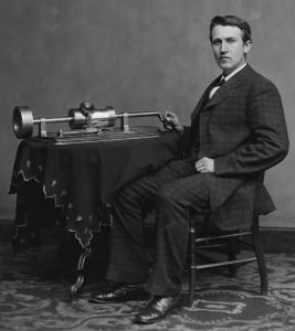 Томас Эдисон с первым образцом Фонографа (1878)