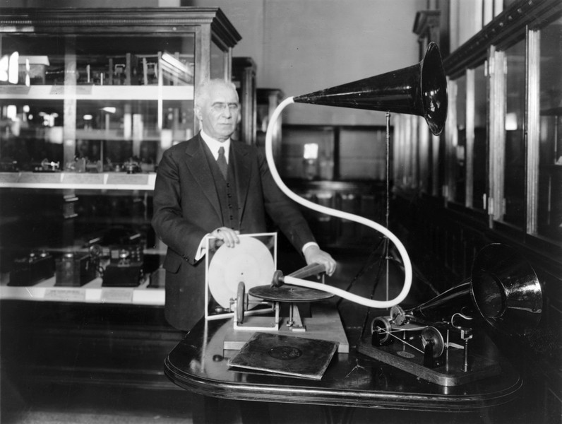 Эмиль Берлинер (Emile Berliner) у первого образца своего граммофона