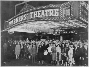 Зрители у кинотеатра «Warner’s Theatre» в вечер премьеры фильма «Don Juan» (Дон Жуан)