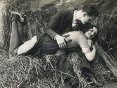 Кадр из порнографического фильма «A l'Écu d'or ou la Bonne Auberge» (1908)