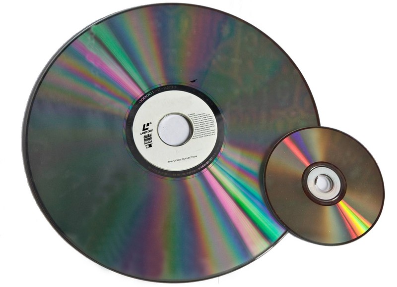 Сравнение размеров LazerDisc (слева) и CD.