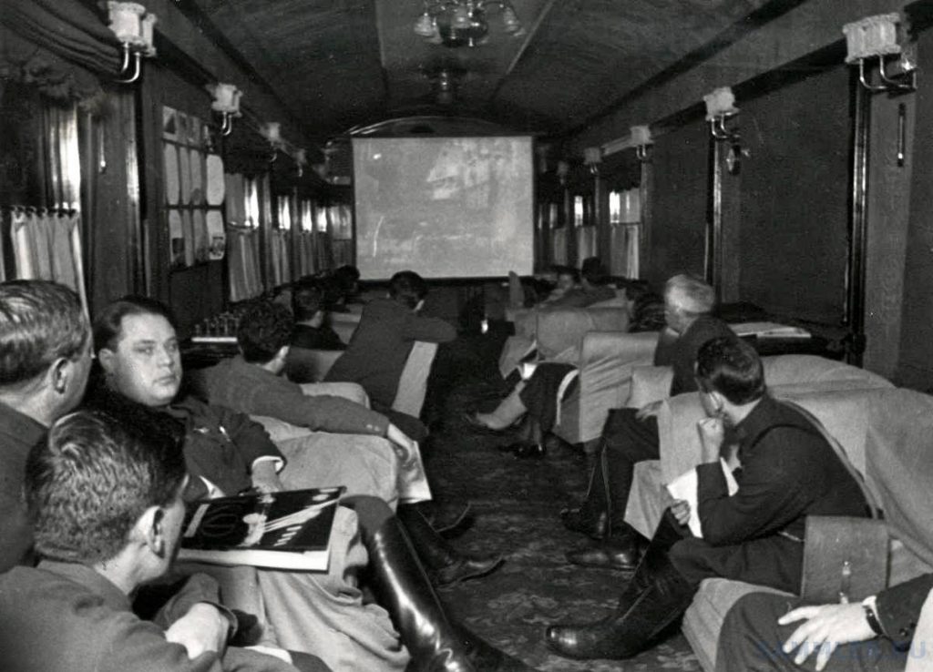 Демонстрация фильма в поезде. Экспресс Москва -Тбилиси (Тифлис) Фото 1933 года