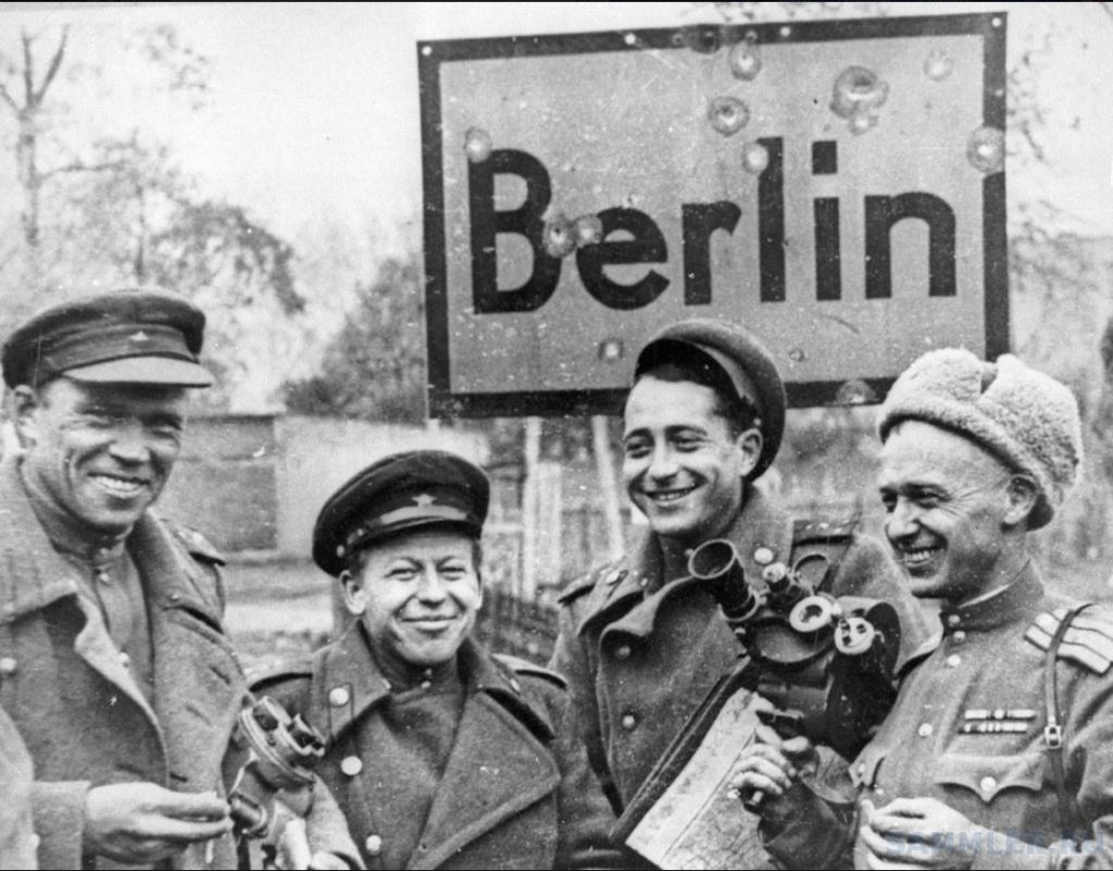Кинооператоры Борис Дементьев, Михаил Посельский, Борис Соколов и Роман Кармен, май 1945, Германия, г. Берлин