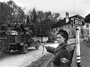 Советская регулировщица Н. Клименко в предместье Вены. Апрель 1945 г.