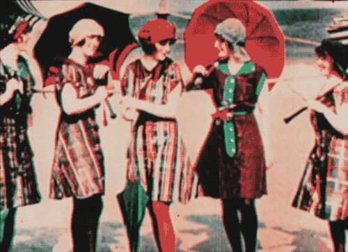 Кадр из фильма "A Visit To The Seaside" (Визит к морю) 1908