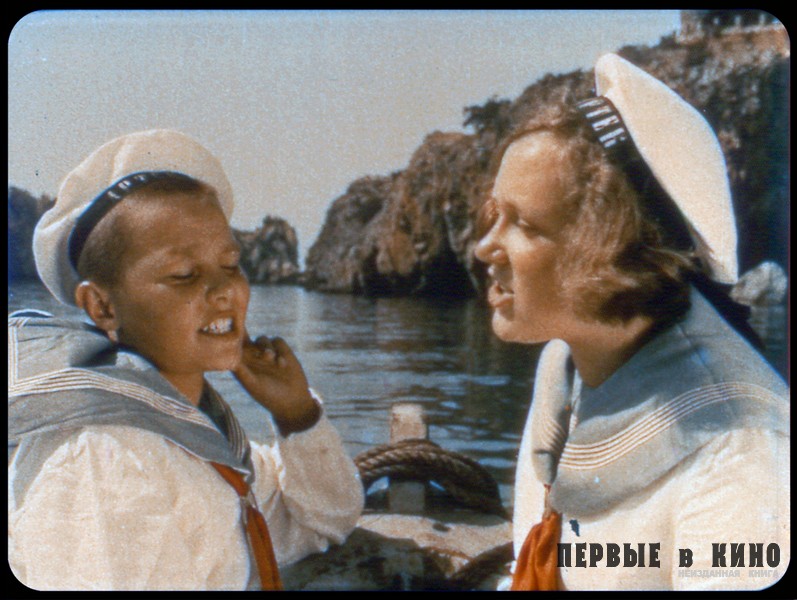 Кадр из двухцветного фильма "У теплого моря" (1940)